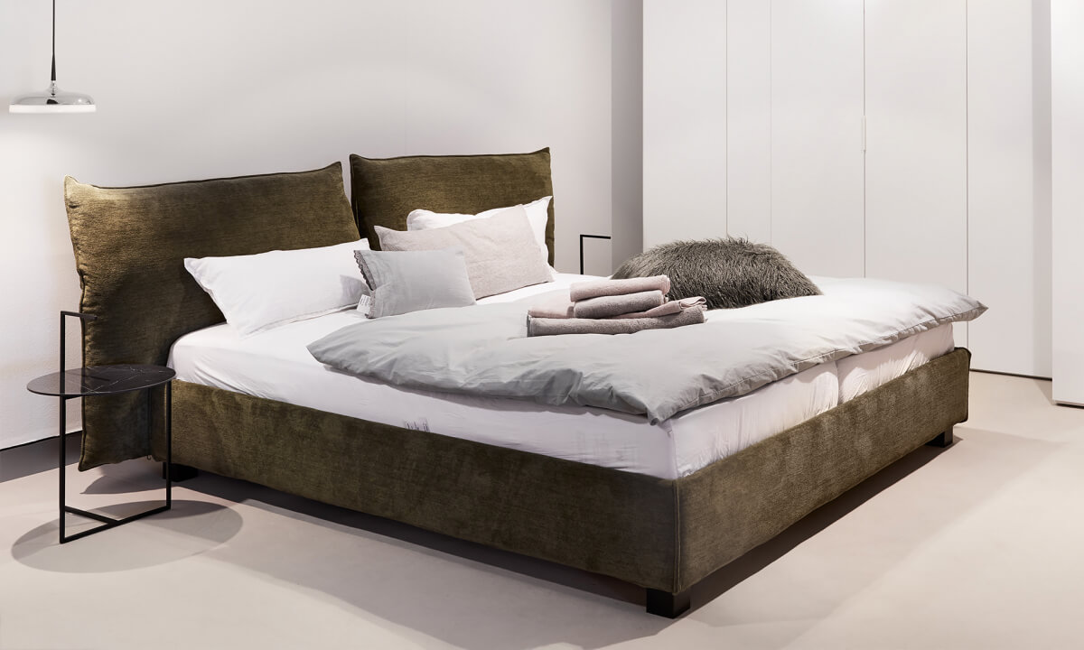 gemütliche Betten, samtig weicher Teppich, minimalistisches Design
