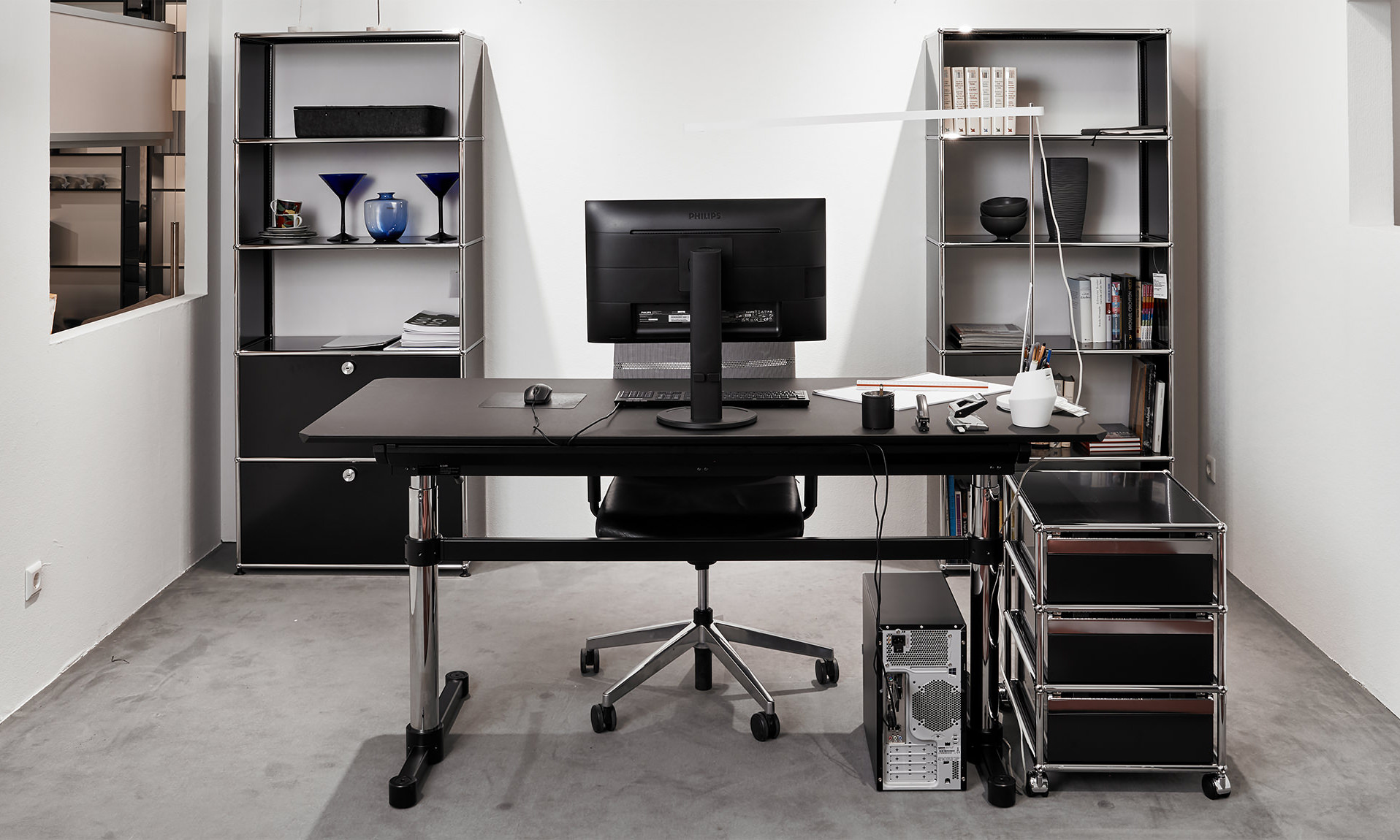 Arbeitszimmer / Büro von Bühler Einrichtungen kühl, weiße und blaue Büromöbel von Bühler Einrichtungen,