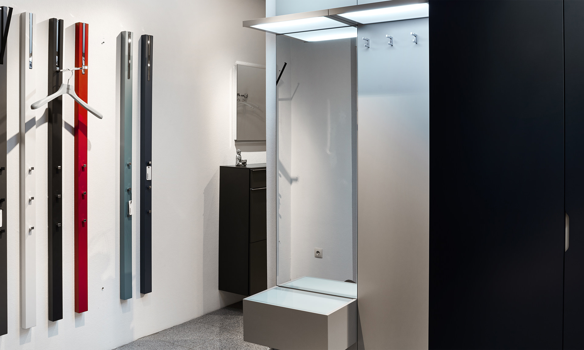 Möbel für den Eingangsbereich von Bühler Einrichtungen Gaderoben, Spiegel, Kleiderständer und Schuhreagle von Bühler Einrichtungen, Möbel für den Eingangsbereich oder die Diele