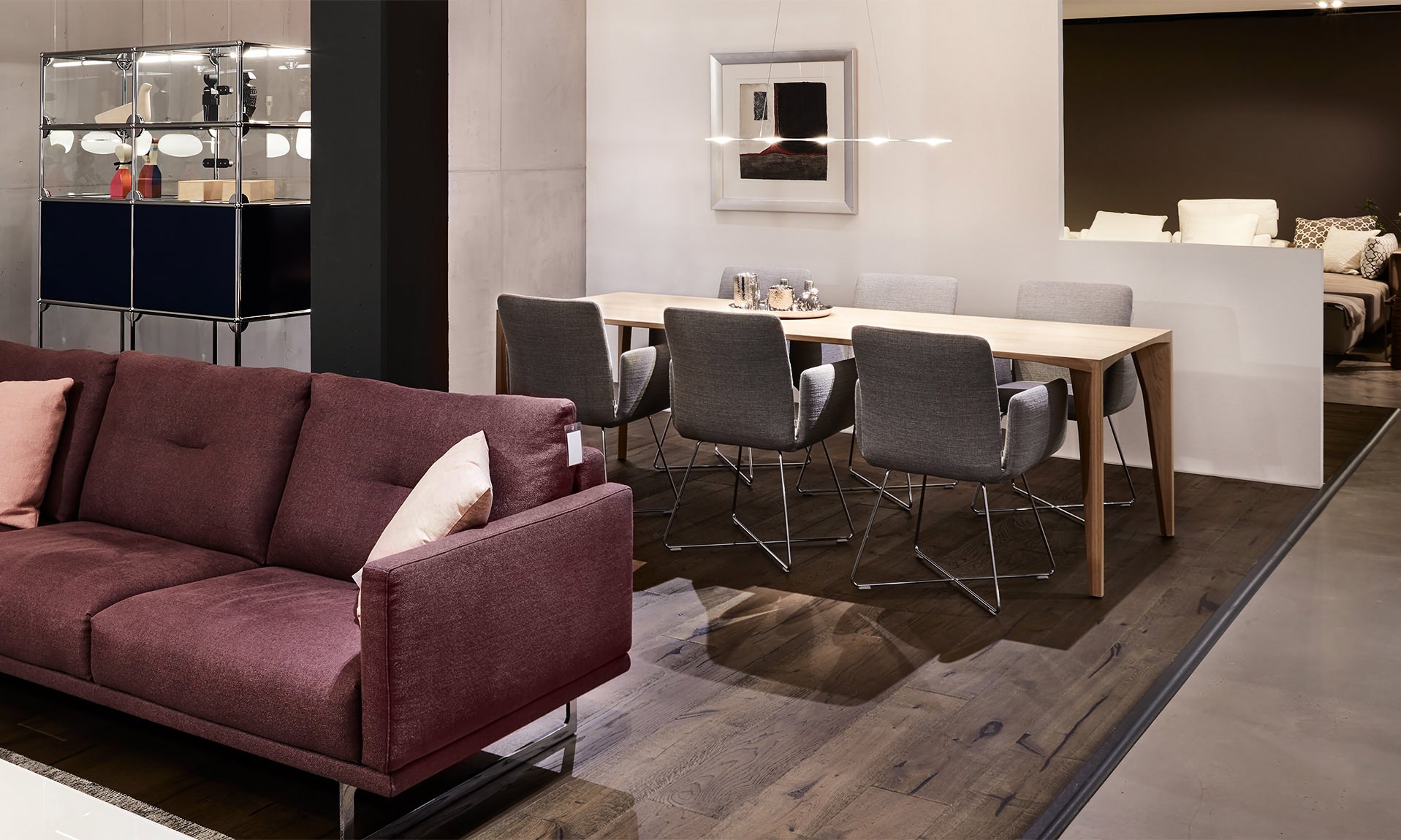 Möbel für das Esszimmmer und den Wohnbereich von Bühler Einrichtungen apricot-farbene Polsterstühle, rustikal moderner Holztisch, samtige Polstersessel