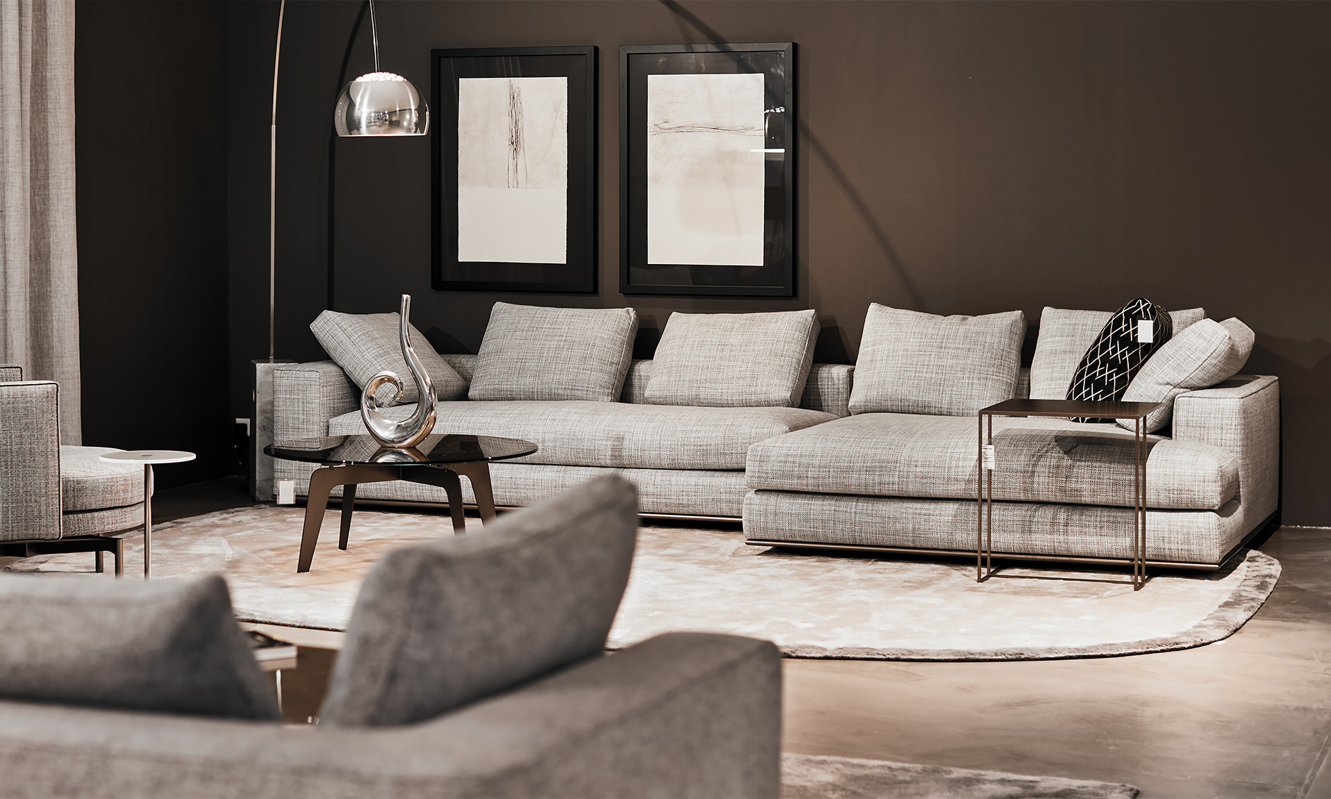 Wohnzimmermöbel von Bühler Einrichtungen edle Wohnzimmermöbel, Ledersessel, petrol, und rosa Accessoires