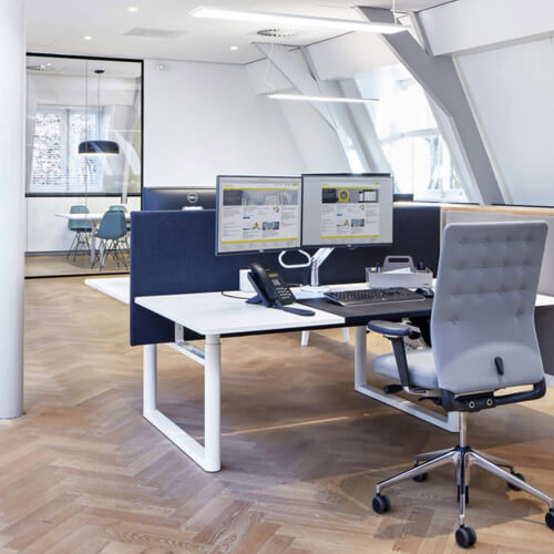 weiße Schreibtische mit Trennelementen, graue Drehstühle - Arbeitseinrichtung, Arbeitszimmer, Büromöbel, Schreibtisch - bühler einrichtungen in Friesenheim bei Offenburg zwischen Karlsruhe und Freiburg