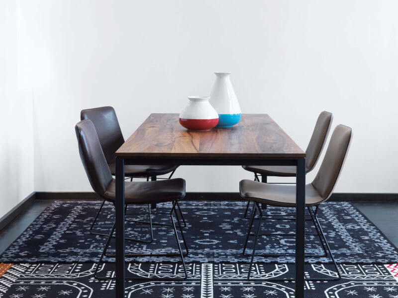 Lederstühle und dunkler Holztisch, gemusterte Teppich - Esszimmer, Esstisch, Esszimmerstuhl, Teppich, Wohnbereich, Möbel - bühler einrichtungen in Friesenheim bei Offenburg zwischen Karlsruhe und Freiburg