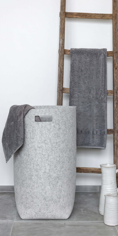 grauer Wäschekorb, Holzleiter und drei weiße Waschkrüge - Accessoires, Wäschesack, Vasen, Dekoration - bühler einrichtungen in Friesenheim bei Offenburg zwischen Karlsruhe und Freiburg
