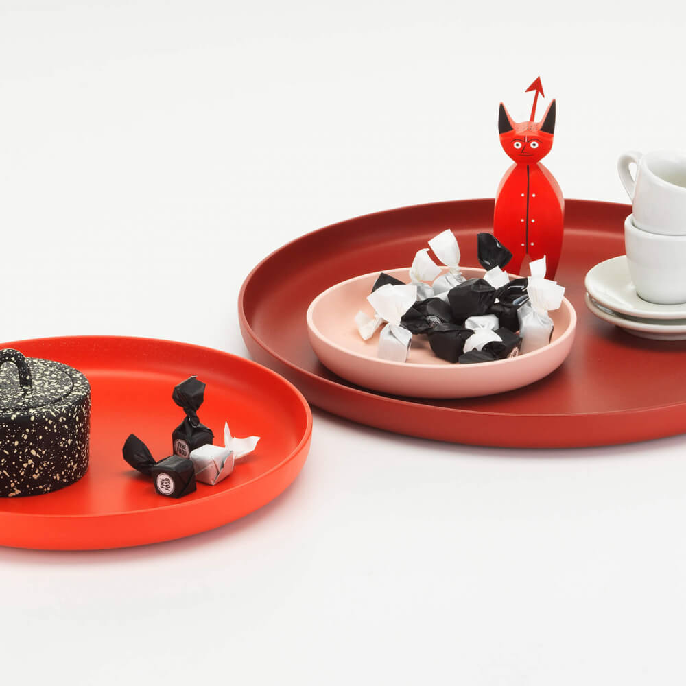 rote Schalen mit schwarz weißen Dekoartikeln - Dekoteller, Accessoires, Dekoartikel, Geschirr - bühler einrichtungen in Friesenheim bei Offenburg zwischen Karlsruhe und Freiburg