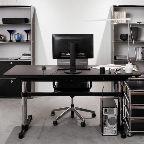 kühl, weiße und blaue Büromöbel von Bühler Einrichtungen,