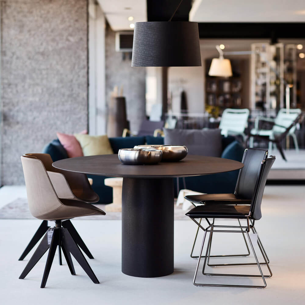 dunkler, runder Esstisch mit vier braunen Stühlen - Essen, Esszimmer, Sofa, Wohnlandschaft, Beistelltisch, Wohnzimmertisch, Teppich, Accessoires - bühler einrichtungen in Friesenheim bei Offenburg zwischen Karlsruhe und Freiburg