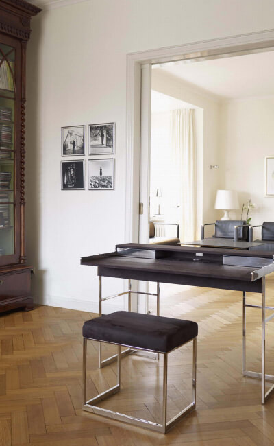 schwarzer Schreibtisch mit Metallfüßen und Hocker mit schwarzem Sitzpolster - Sekretär, Arbeitszimmer, Hocker, Sitzmöbel - bühler einrichtungen in Friesenheim bei Offenburg zwischen Karlsruhe und Freiburg