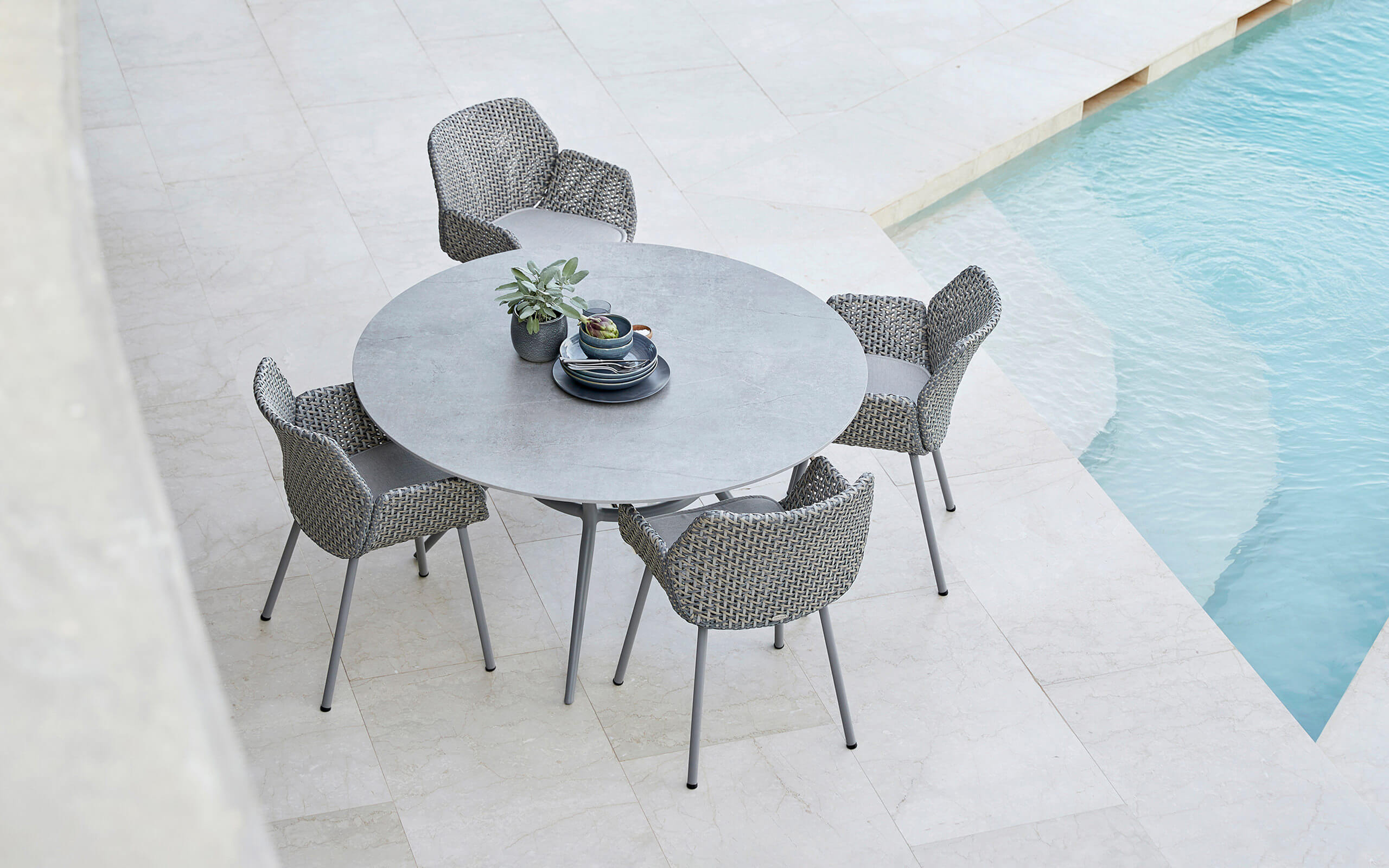 Hochklassige Gartenmöbel – Lounge- und Dining-Möbel der Firma Caneline und hochwertige Sonnenschirme der Firma Weishäupl.