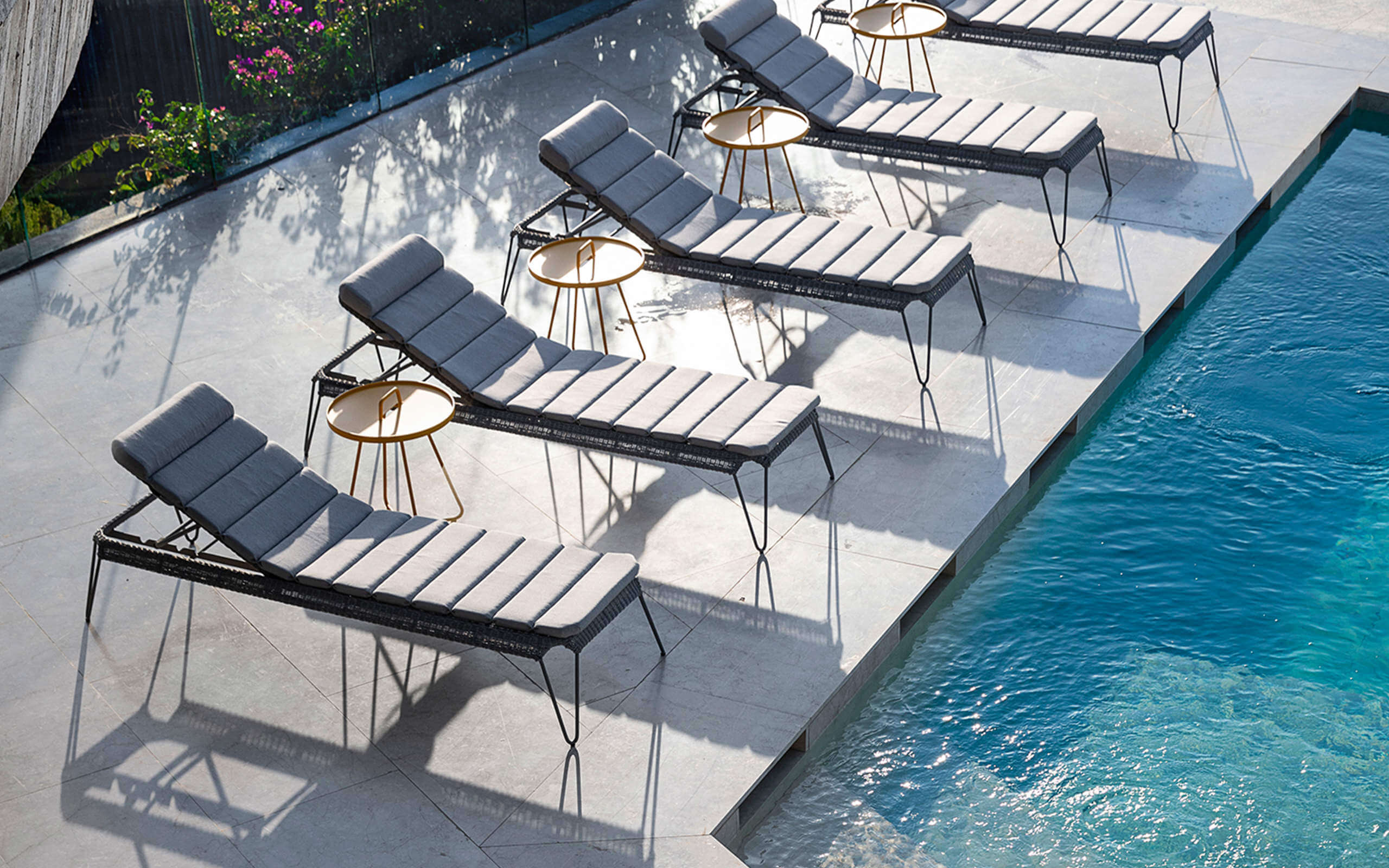 Gepolsterte Liegestühle mit Beistelltisch - Outdoormöbel, Liegestuhl, Beistelltisch, Polster, Poolliege - bühler einrichtungen in Friesenheim bei Offenburg zwischen Karlsruhe und Freiburg