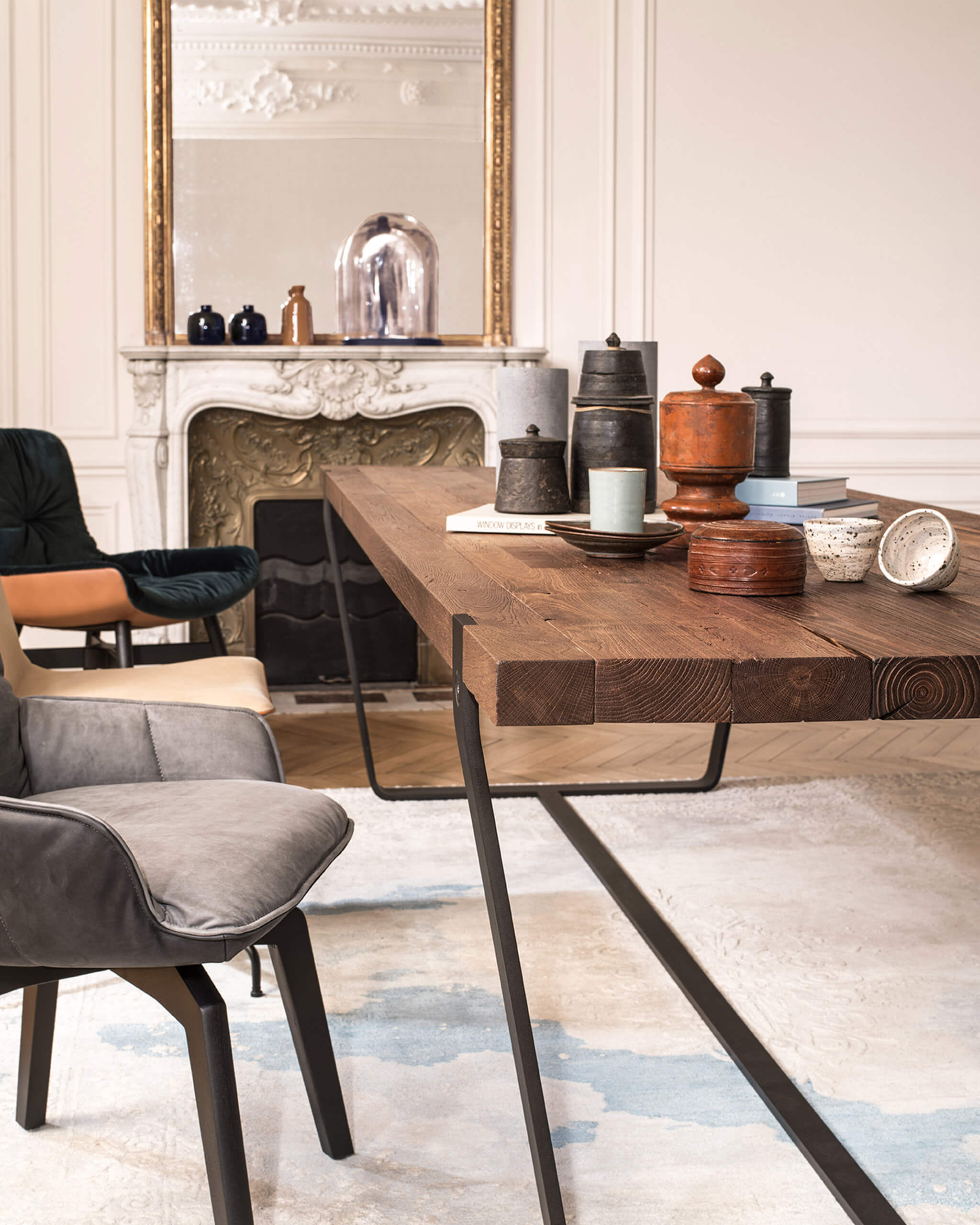 Tisch Janua mit edler Holzplatte und schwarzen Metallfüßen