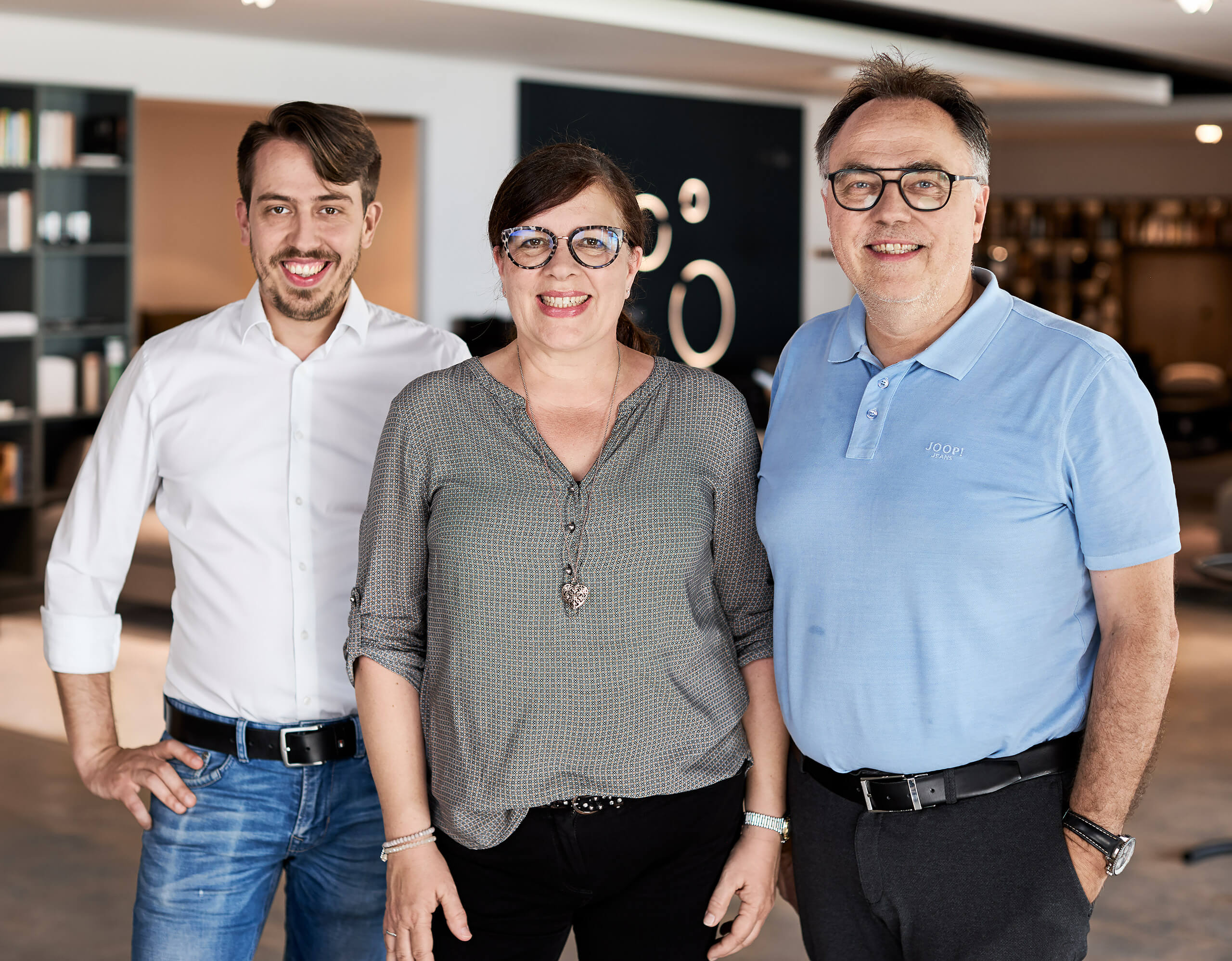 Familie Bühler in der Ausstellung- bühler einrichtungen in Friesenheim bei Offenburg zwischen Karlsruhe und Freiburg