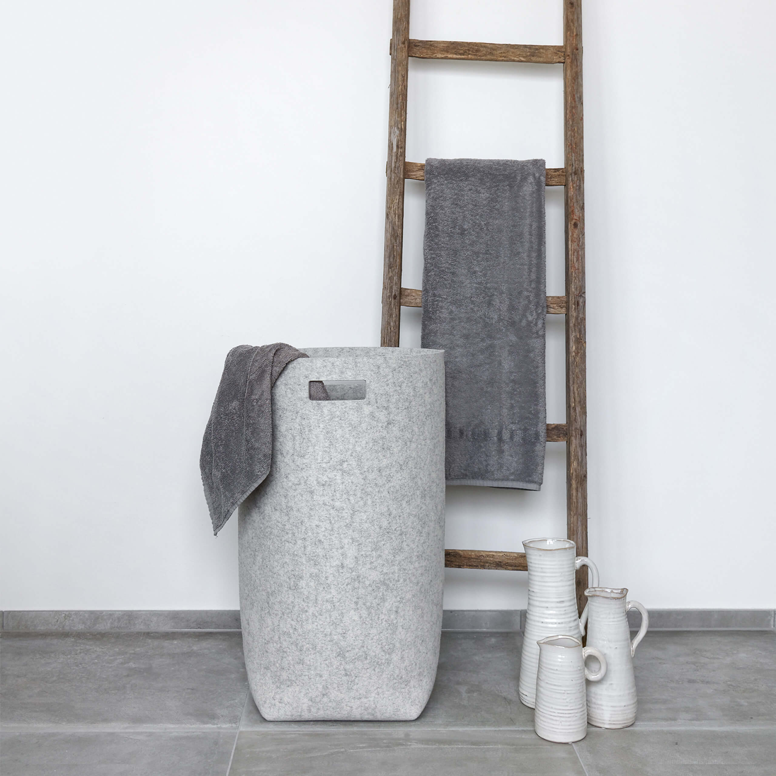 grauer Wäschekorb, Holzleiter und drei weiße Waschkrüge - Accessoires, Wäschesack, Vasen, Dekoration - bühler einrichtungen in Friesenheim bei Offenburg zwischen Karlsruhe und Freiburg