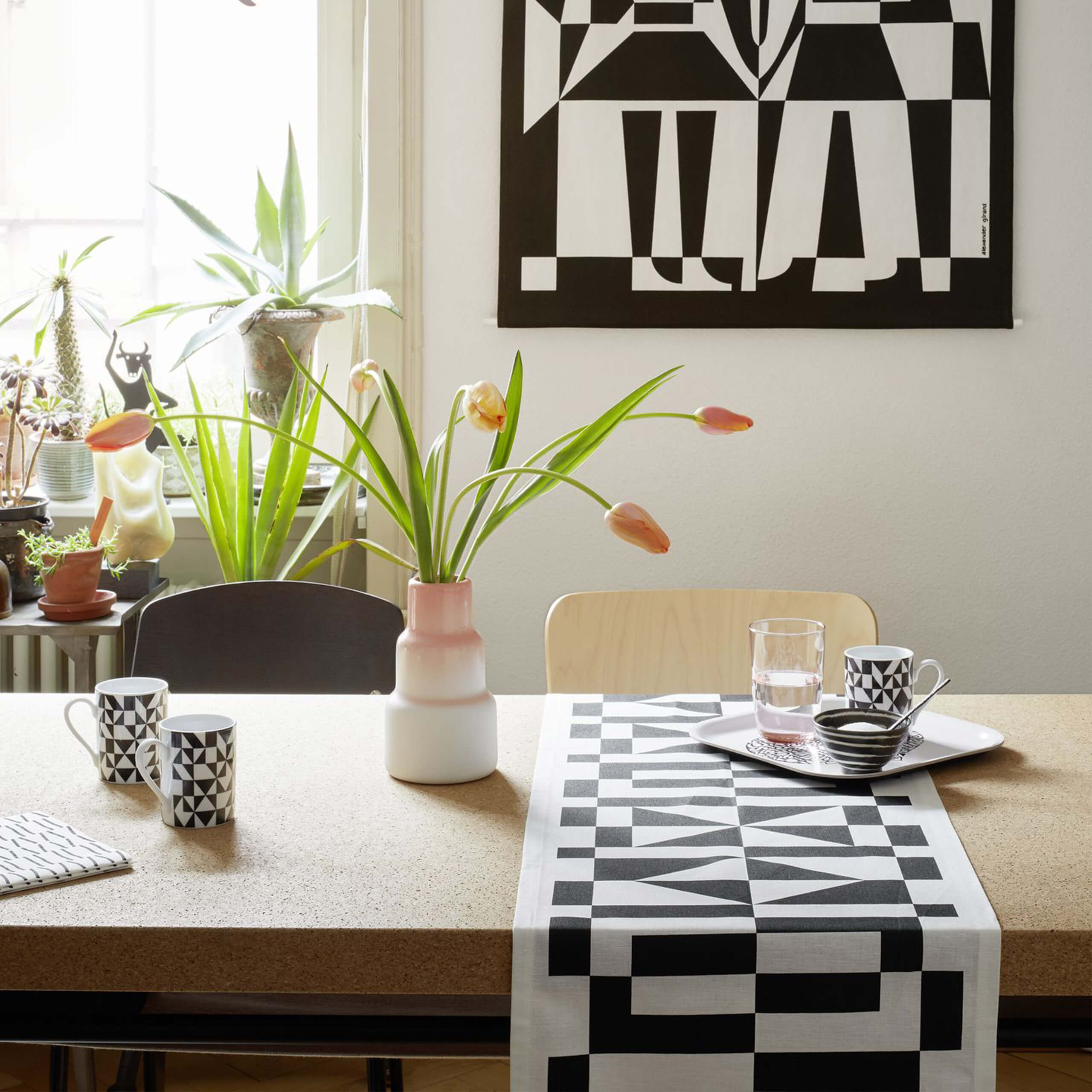 Dekoartikel in schwarz weiß - Tischdecke, Tischläufer, Vase Geschirr, Esstisch - bühler einrichtungen in Friesenheim bei Offenburg zwischen Karlsruhe und Freiburg