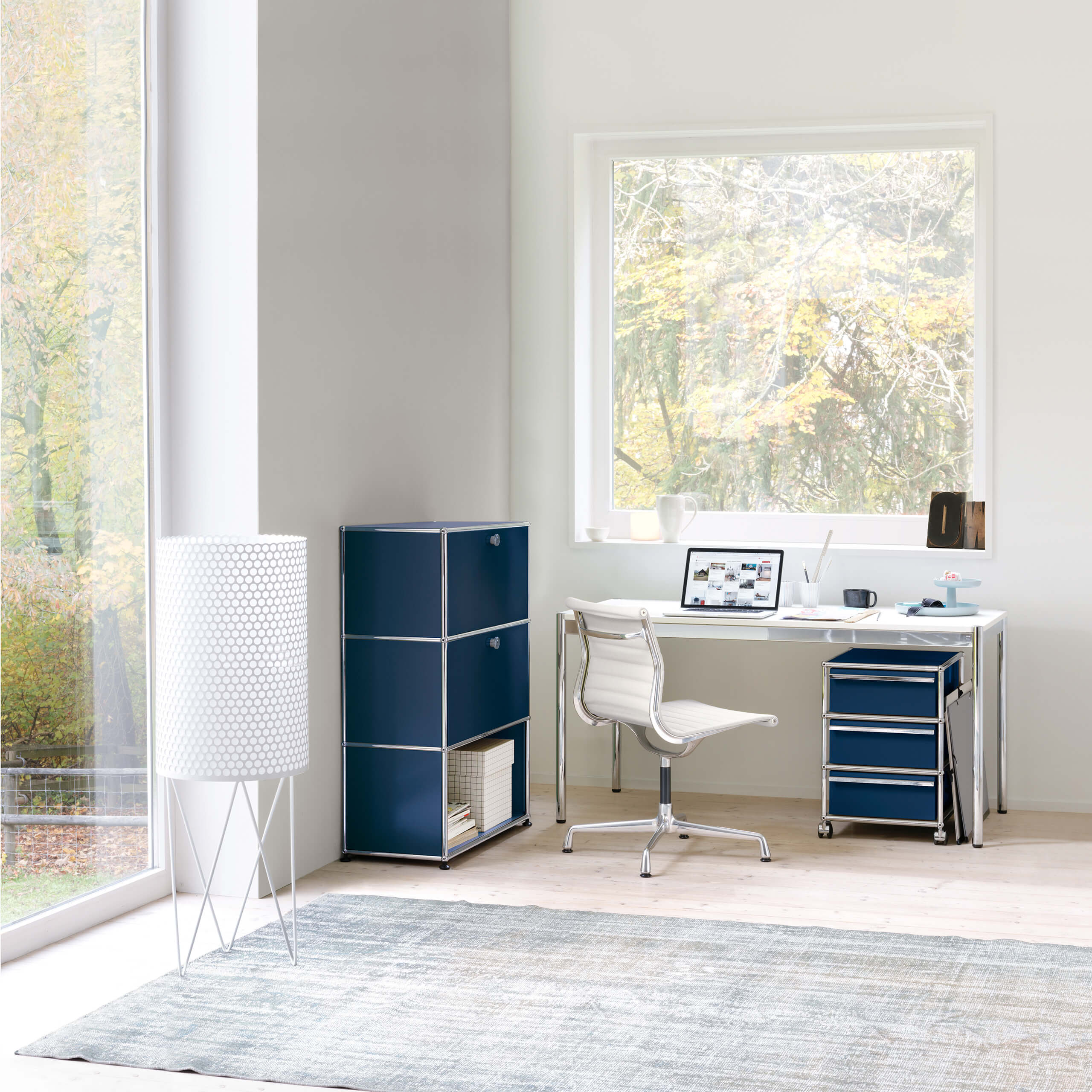 schlichte trendige Büroeinrichtung in blau und weiß - Büromöbel, Arbeitszimmer, Schreibtisch, Rollcontainer, Arbeit - bühler einrichtungen in Friesenheim bei Offenburg zwischen Karlsruhe und Freiburg