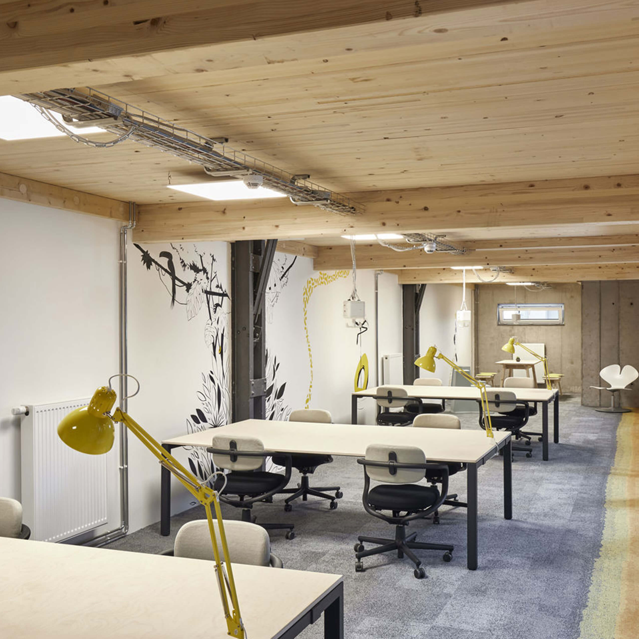 große Schreibtische für Gruppen / gelbe Schreibtischlampen - Büroeinrichtung, Büromöbel, Schreibtisch, Gruppentisch, Arbeitslampe - bühler einrichtungen in Friesenheim bei Offenburg zwischen Karlsruhe und Freiburg