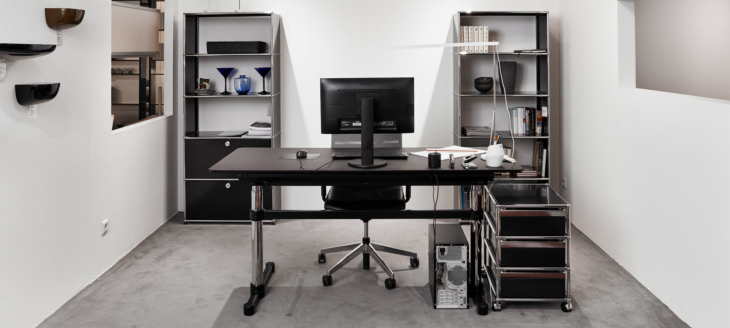 Schlichte Büroeinrichtung in schwarz und weiß