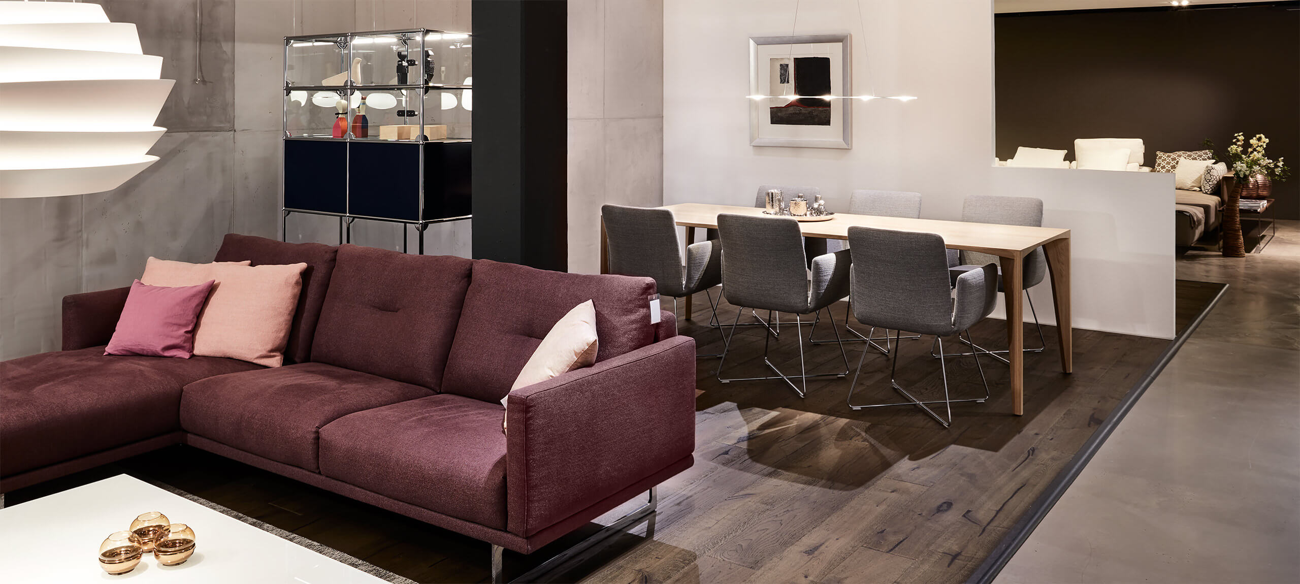 Holztisch mit grauen Stoff-Stühlen im Essbereich