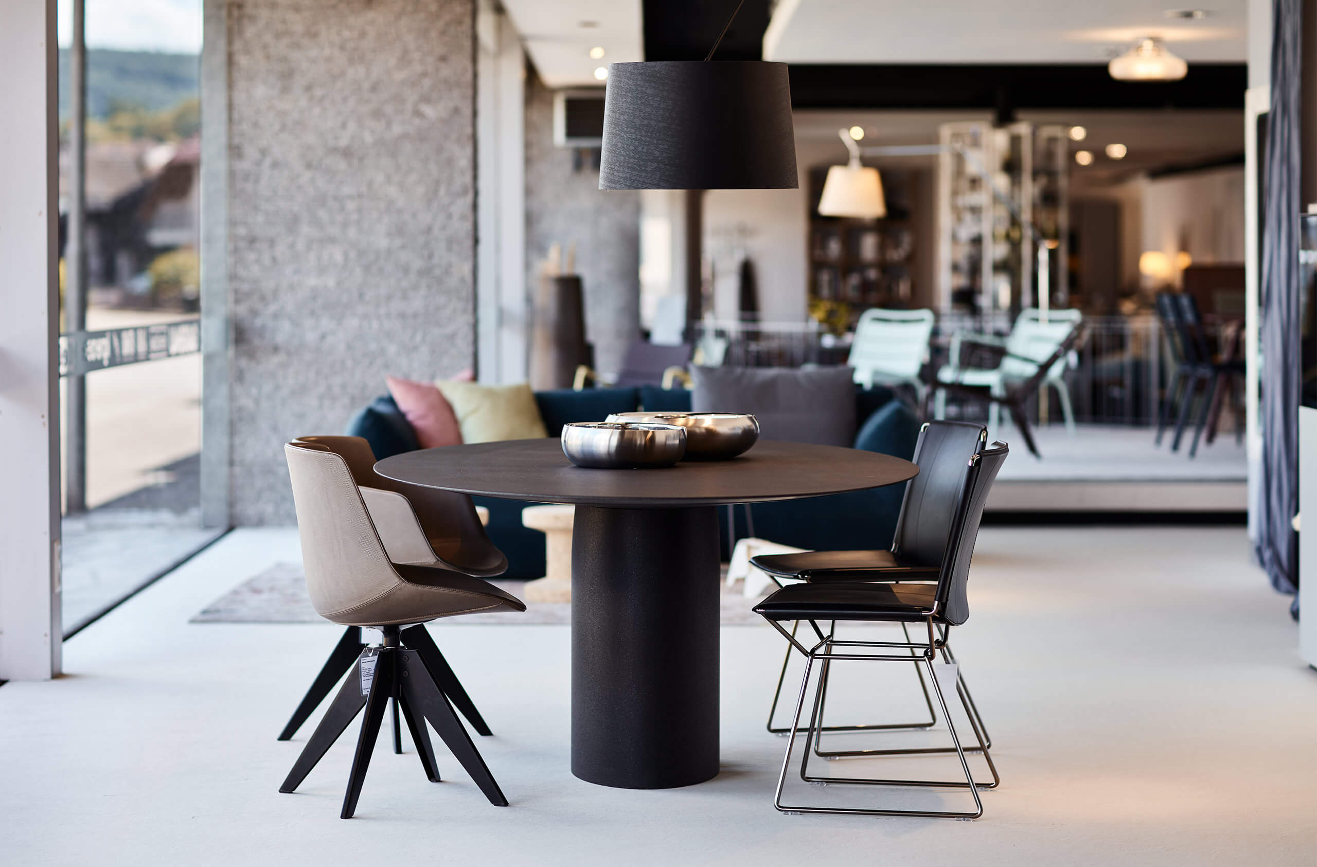 dunkler, runder Esstisch mit vier braunen Stühlen - Essen, Esszimmer, Sofa, Wohnlandschaft, Beistelltisch, Wohnzimmertisch, Teppich, Accessoires - bühler einrichtungen in Friesenheim bei Offenburg zwischen Karlsruhe und Freiburg