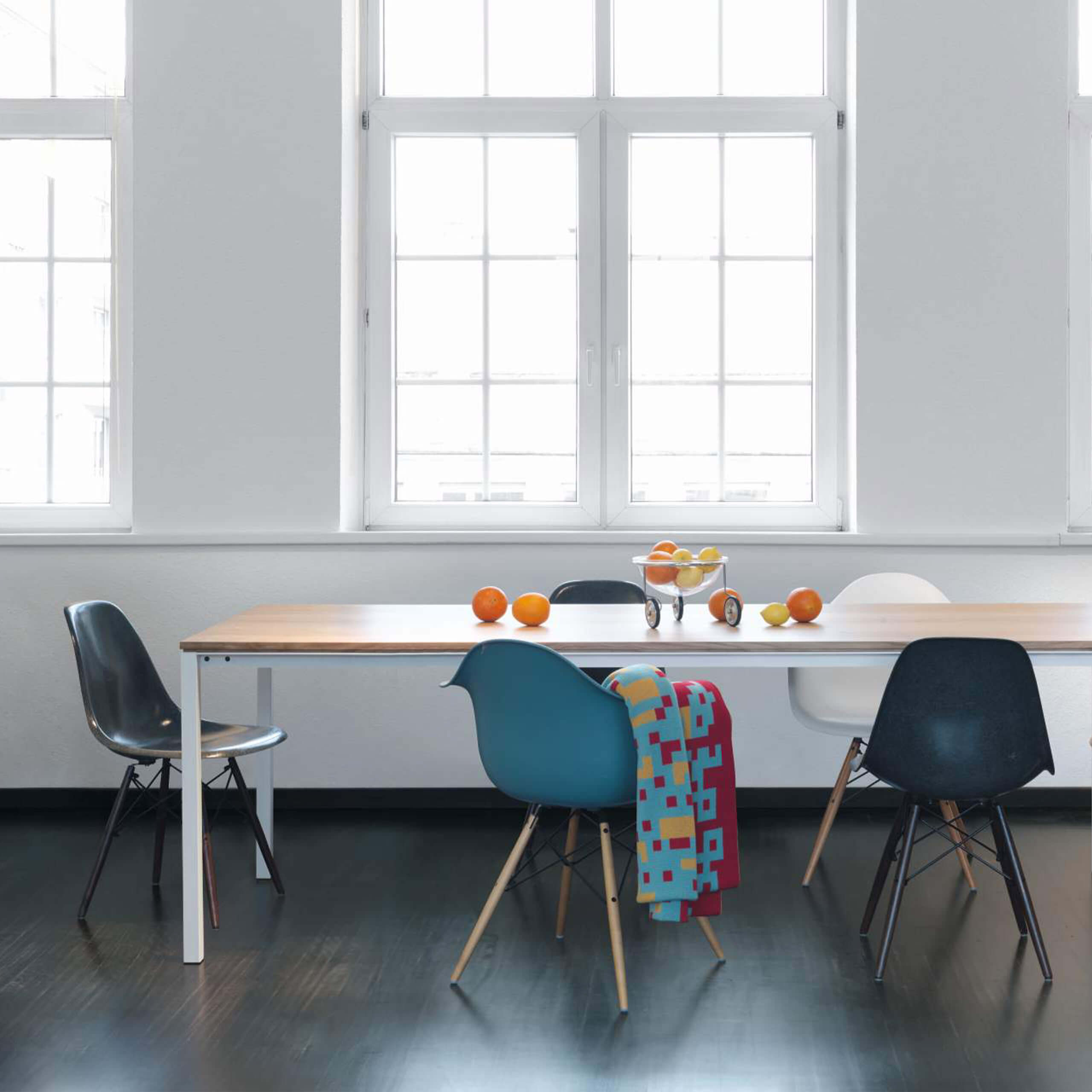 Designklassiker, Stühle, früher Fiberglas-Sitzschale, schwarz, weiß, blau / schlichter Hozltisch mit Metallfüssen, Eames Plastic Chair – der legendäre Retro-Schalenstuhl