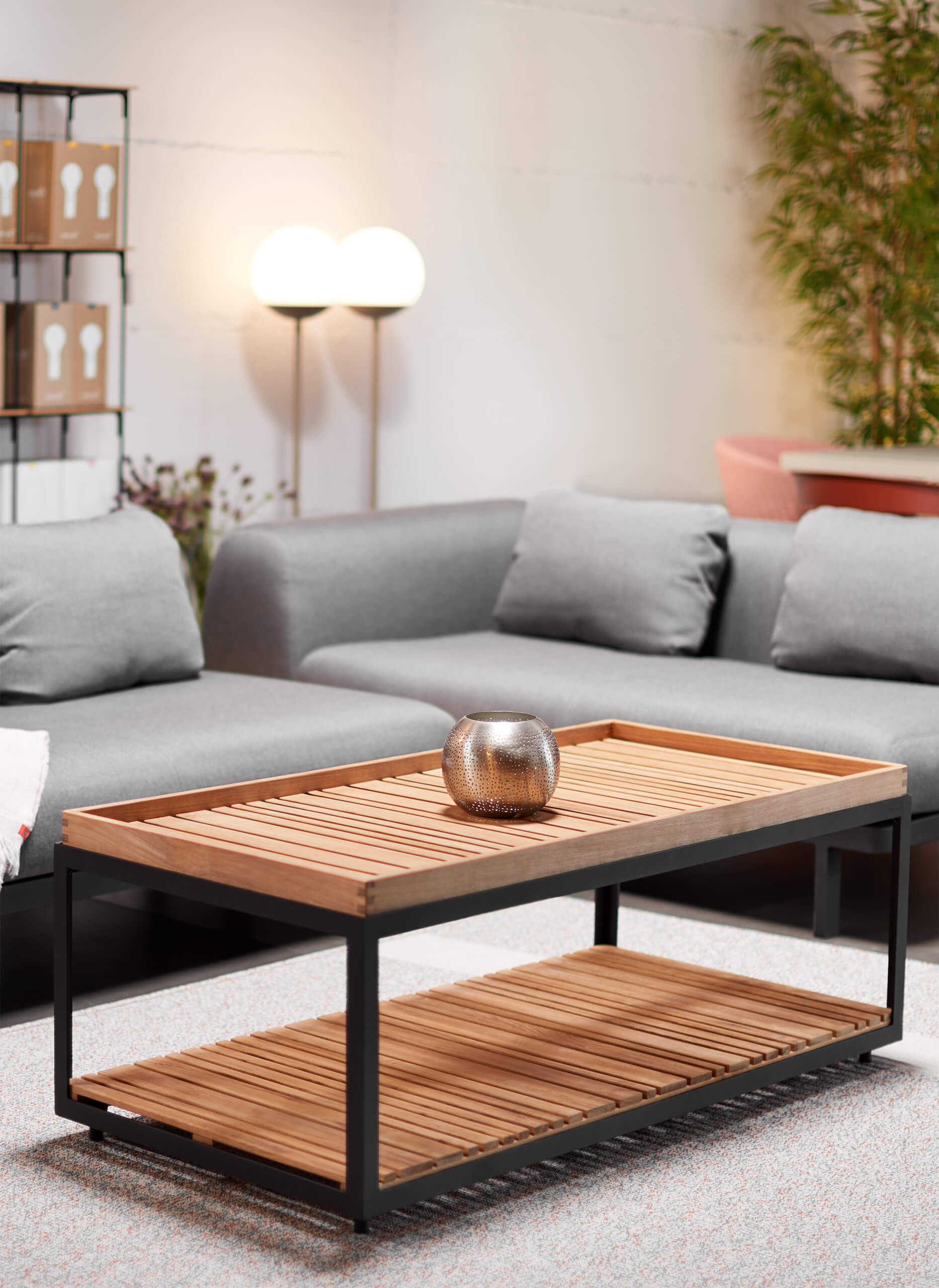 graue Sofaecke mit Beistelltisch aus Holz - Gartenmöbel, Outdoor, Beistelltische, Accessoires, Outdoormöbel - bühler einrichtungen in Friesenheim bei Offenburg zwischen Karlsruhe und Freiburg
