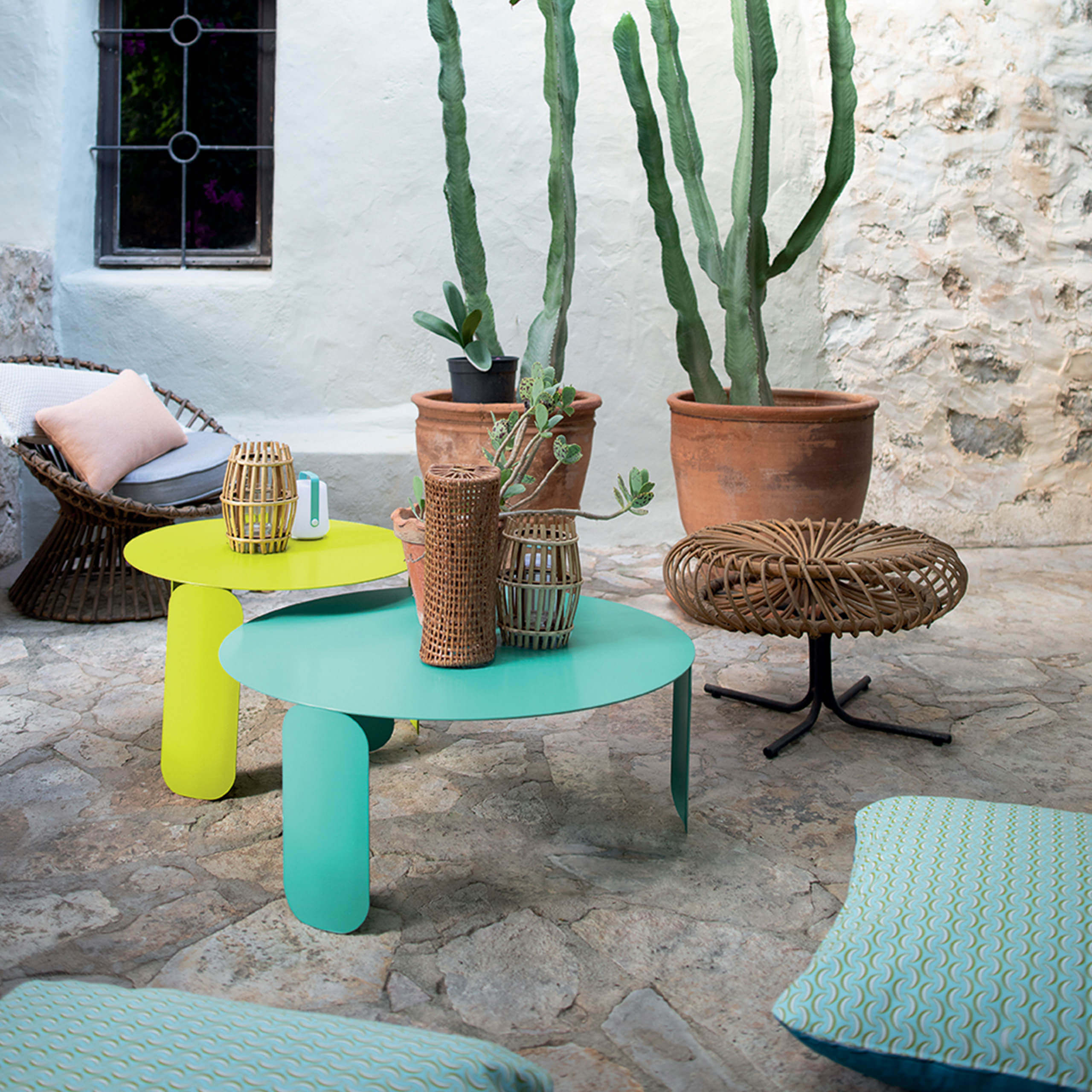 türkise Sitzkissen, Korbsessel, Metalltische - Gartenmöbel, Outdoor, Sitzkissen, Beistelltische, Accessoires - bühler einrichtungen in Friesenheim bei Offenburg zwischen Karlsruhe und Freiburg