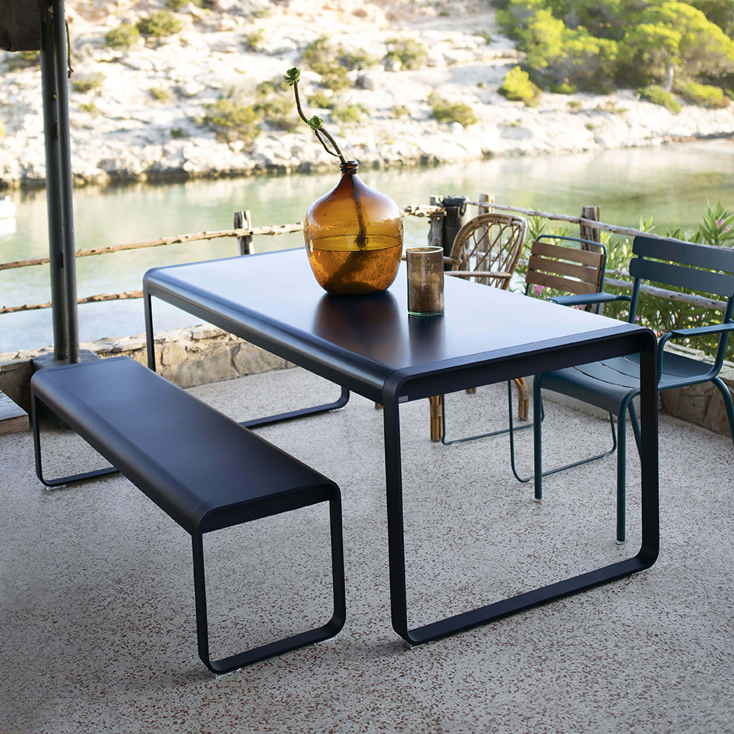 Schwarzer Tisch und Sitzbank, große braune Kugelvase - Gartenmöbel, Outdoor, Beistelltische, Accessoires, Sitzbank, Outdoormöbel - bühler einrichtungen in Friesenheim bei Offenburg zwischen Karlsruhe und Freiburg