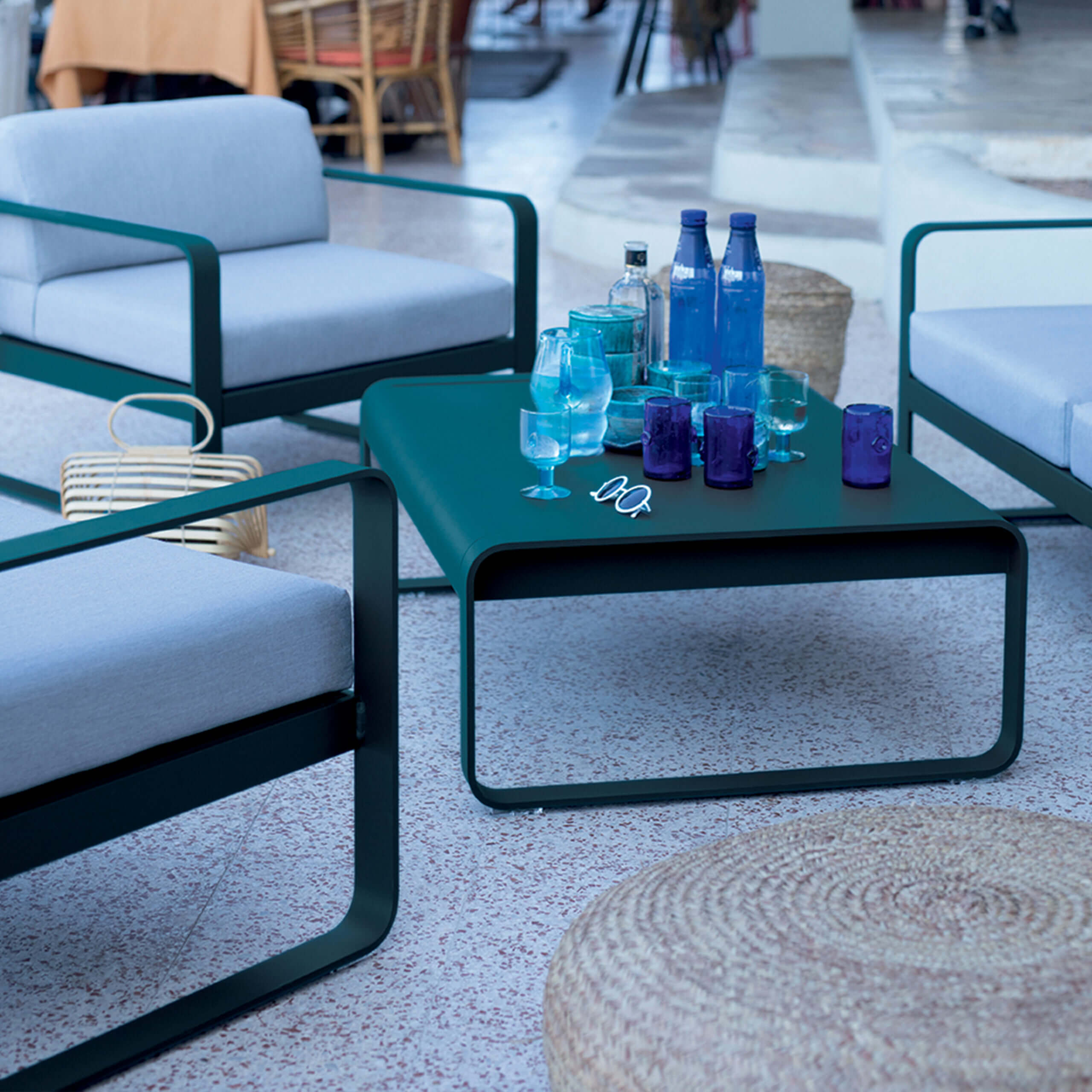 niedriger Balkontisch in Petrol und Sessel mit hellblauen Polster und petrolfarbenem Rahmen - Gartenmöbel, Outdoor, Beistelltische, Accessoires, Sitzbank, Outdoormöbel - bühler einrichtungen in Friesenheim bei Offenburg zwischen Karlsruhe und Freiburg