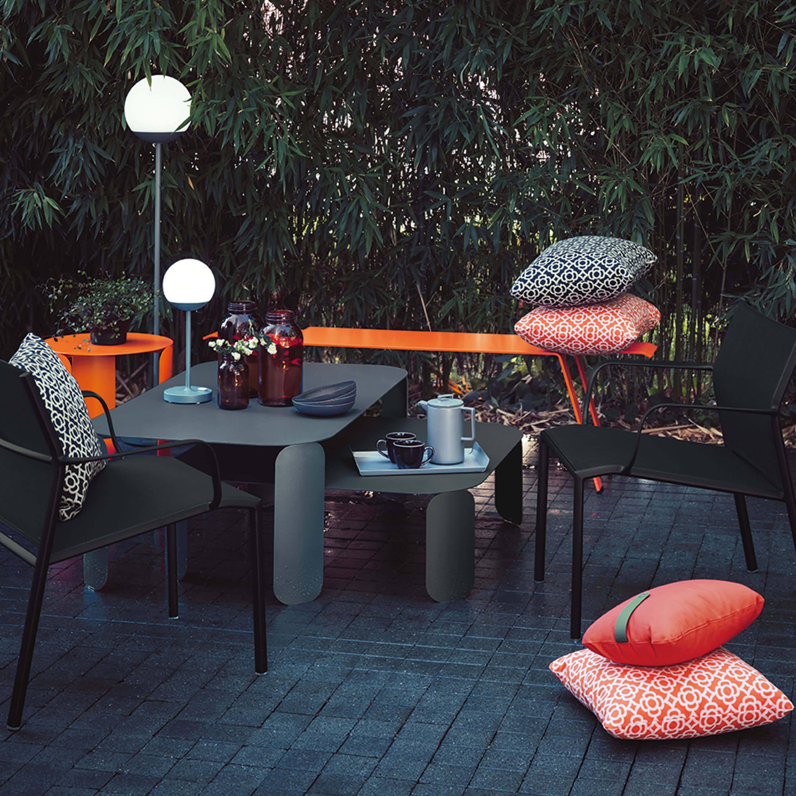 schwarze Gartenstühle, orangene Bank und schwarze Tische aus Metall - Gartenmöbel, Outdoor, Beistelltische, Accessoires, Sitzbank, Outdoormöbel, Kissen - bühler einrichtungen in Friesenheim bei Offenburg zwischen Karlsruhe und Freiburg