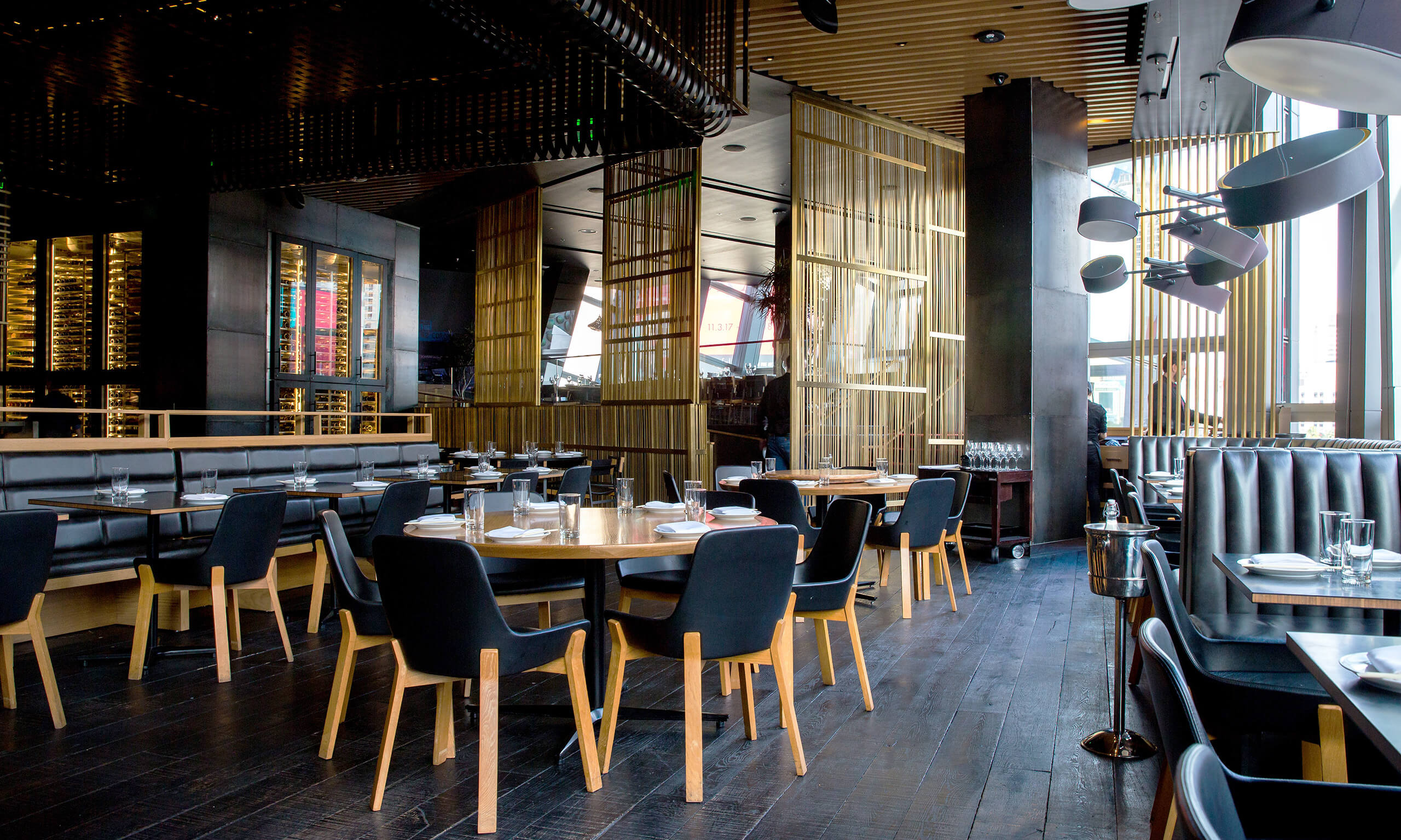 dunkle Einrichtung in einem asiatischen Restaurant - Küche, Kochen, Kochinsel, Kücheneinrichtung, Einbauküche, Küche nach Maß - bühler einrichtungen in Friesenheim bei Offenburg zwischen Karlsruhe und Freiburg