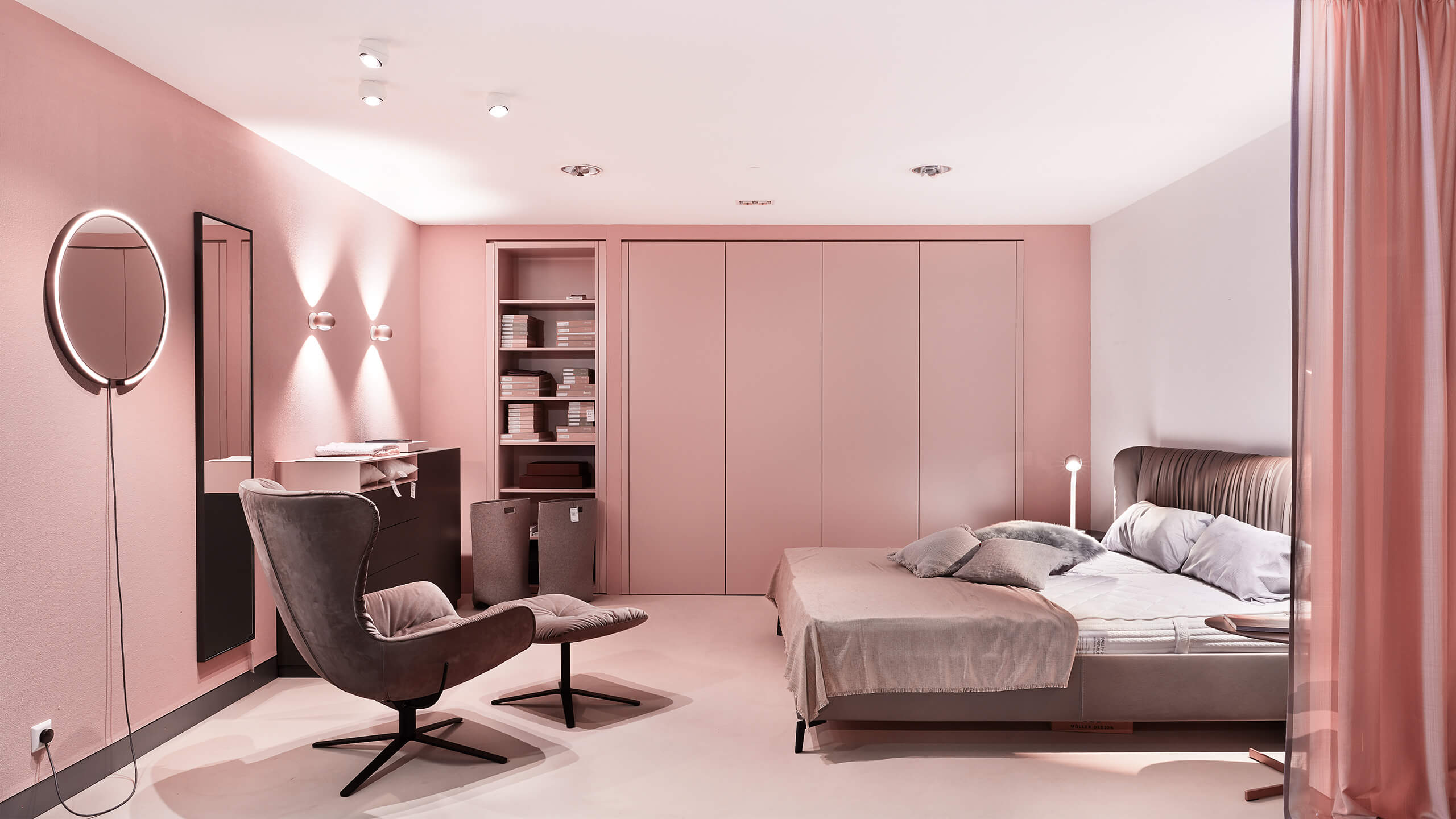 Pastellfarbenes Schlafzimmer in grau und rosa