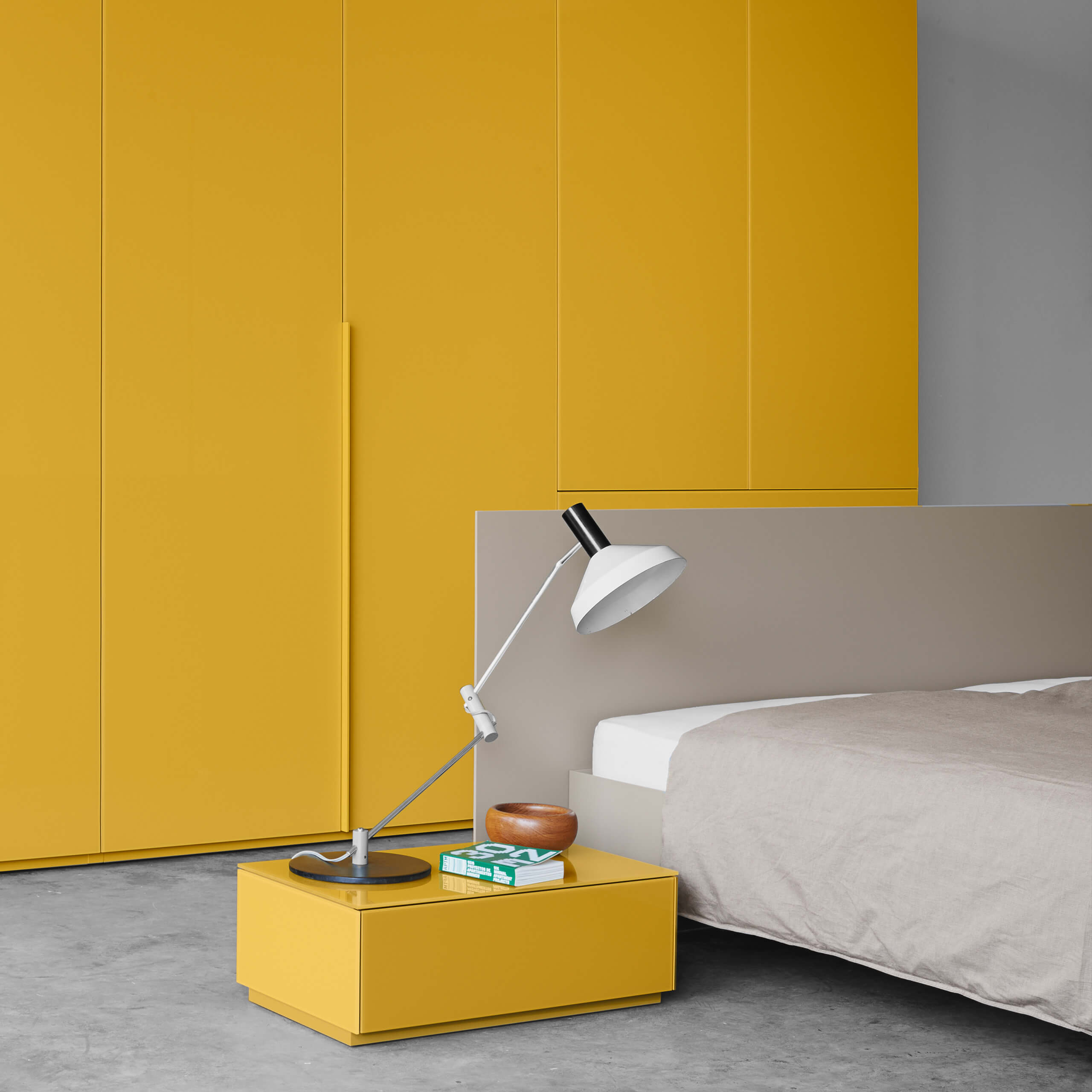 schlichte Schlafzimmereinrichtung, gelb und grau - Schlafen, Schlafzimmer, Bett, Bettwäsche, Nachttisch, Nachttischlampe - bühler einrichtungen in Friesenheim bei Offenburg zwischen Karlsruhe und Freiburg