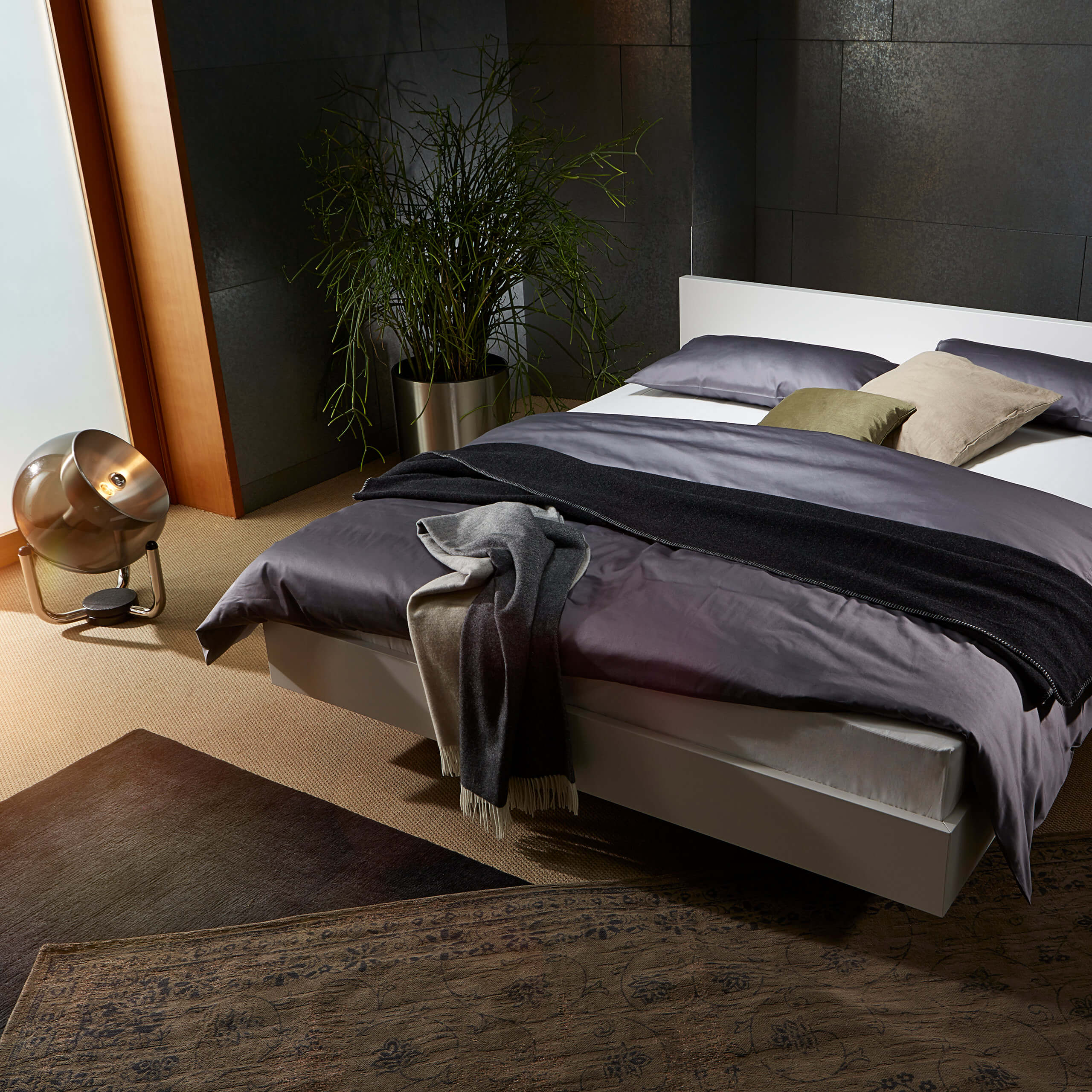 Schlafzimmer. Satin, metallic Lock, Kupferlampen - Schlafen, Schlafzimmer, Bett, Bettwäsche, Nachttisch, Teppich - bühler einrichtungen in Friesenheim bei Offenburg zwischen Karlsruhe und Freiburg