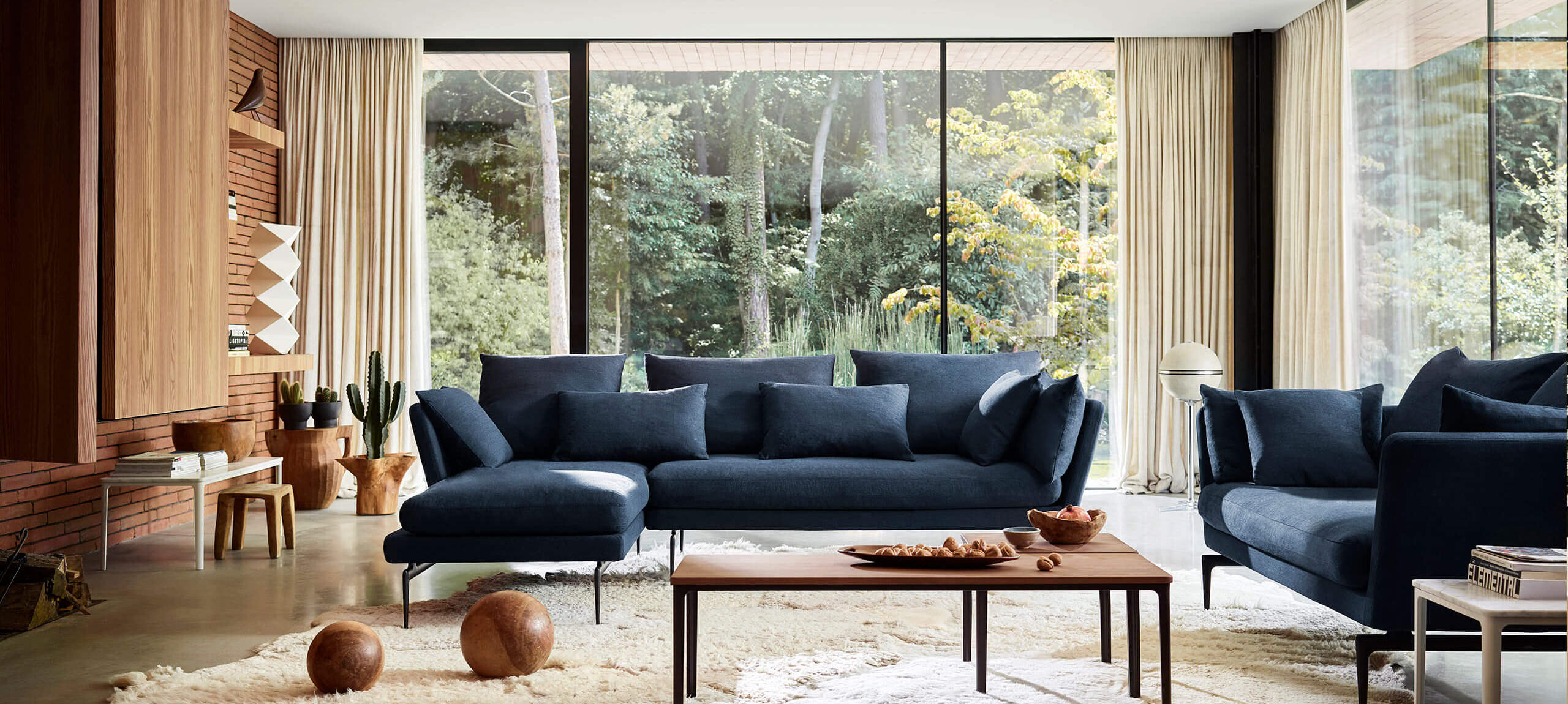 blaue Sitzecke mit Beistelltisch