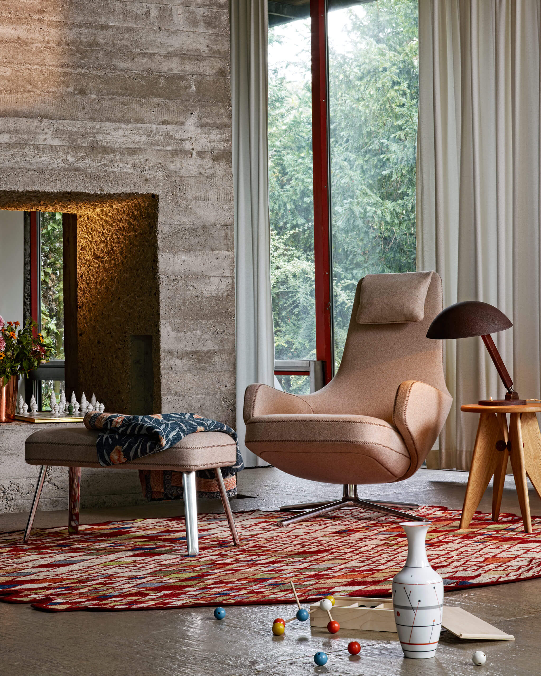 Lesesessel, Leseecke rotgemusterter Teppich - Sessel, Postermöbel, Teppich, Accessoires, Hocker, Lampe, Beistelltisch - bühler einrichtungen in Friesenheim bei Offenburg zwischen Karlsruhe und Freiburg