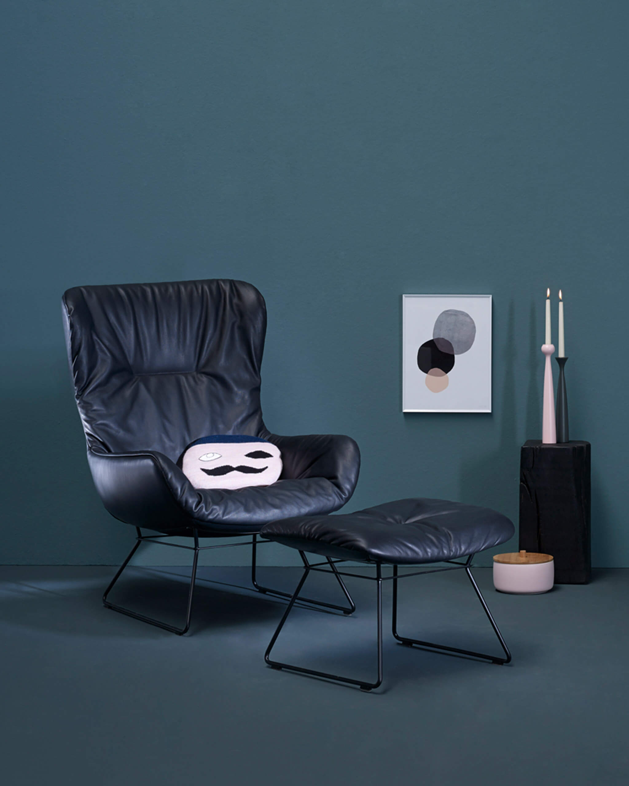 schwarzer Ledersessel mit Fusshocker rosa Accessoires - Sessel, Polstermöbel, Fußauflage, Accessoires - bühler einrichtungen in Friesenheim bei Offenburg zwischen Karlsruhe und Freiburg